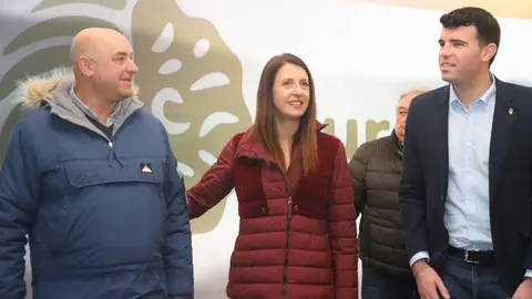 La conselleira do Medio Rural conversa con el alcalde de A Estrada, Gonzalo Louzau, y un  representante del sector primario durante su visita a A Estrada, con motivo de la jornada RuralMente centrada en la renovaci&oacute;n generacional en el agro.