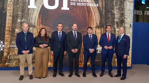 Representantes institucionais posan no estand de Galicia en FITUR tras a presentaci&oacute;n da campa&ntilde;a tur&iacute;stica &ldquo;Tui, Catedral de Historias&rdquo;, coa catedral tudense como eixo da promoci&oacute;n internacional do destino.