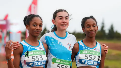 Sandra Gonz&aacute;lez, Demeku Paniagua y Debris Paniagua, junto a Sabela Mart&iacute;nez fuera de plano, firmaron una actuaci&oacute;n hist&oacute;rica al ocupar las primeras posiciones de la prueba Sub20 femenina, que dio a Galicia el t&iacute;tulo nacional por selecciones.