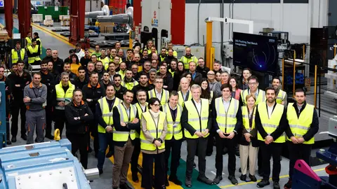 El presidente de la Xunta, Alfonso Rueda, junto a la conselleira de Econom&iacute;a e Industria, Mar&iacute;a Jes&uacute;s Lorenzana, responsables de Siemens Gamesa y trabajadores de la planta de Sig&uuml;eiro (Oroso), durante la inauguraci&oacute;n del nuevo banco de pruebas para la reparaci&oacute;n de componentes e&oacute;licos.