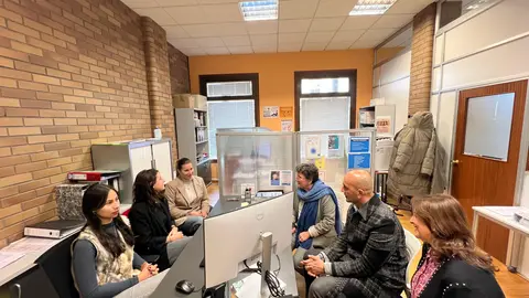 O alcalde Alejandro Lorenzo reuniuse coas tres novas t&eacute;cnicas de orientaci&oacute;n laboral incorporadas ao Concello do Porri&ntilde;o a trav&eacute;s do programa M&aacute;is Emprega, destinado a facilitar a primeira experiencia profesional de persoas recentemente tituladas.