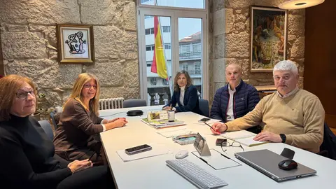 Reuni&oacute;n de la Mesa de Comercio Local de Ponteareas, celebrada este jueves en el Concello para coordinar nuevas iniciativas de apoyo y dinamizaci&oacute;n del comercio del municipio.