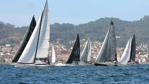Varios veleros navegan en la r&iacute;a durante una regata de la Liga C&iacute;es&ndash;Rande, cuya primera prueba ha sido aplazada por el temporal en el litoral gallego.