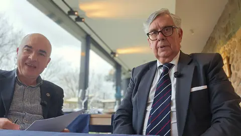 uan Manuel Vieites, presidente de la Confederaci&oacute;n de Empresarios de Galicia, durante su visita al restaurante PIMM&rsquo;S en Ponte de Lima, donde destac&oacute; la calidad del producto y el ambiente acogedor del establecimiento.