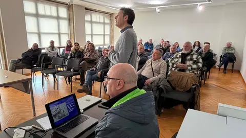 Ant&oacute;n Pombo durante su conferencia en el Casino de Noia, donde puso en valor las singularidades del Camino de la R&iacute;a de Muros Noia ante socios de la FICS y p&uacute;blico asistente.
