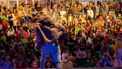 Ambiente multitudinario en &ldquo;O baile das esculturas&rdquo;, la celebraci&oacute;n familiar del Entroido en el Gai&aacute;s, con conciertos, disfraces y animaci&oacute;n para todos los p&uacute;blicos.