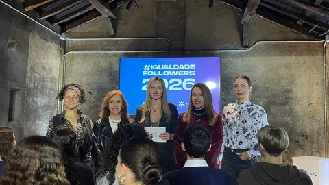 La presidenta de la APG, Mar&iacute;a M&eacute;ndez, y la conselleira Fabiola Garc&iacute;a, junto a varios creadores de contenido participantes, durante la presentaci&oacute;n de la campa&ntilde;a #IgualdadeFollowers en Santiago de Compostela.