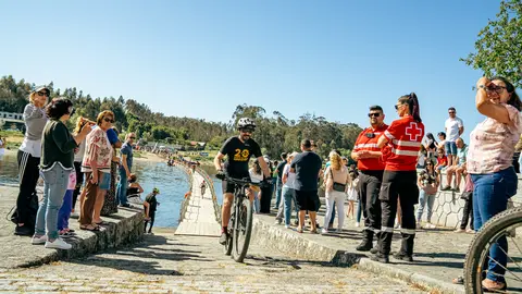 Participantes e p&uacute;blico durante uma prova de trail em Esposende, evento que volta a destacar o concelho como refer&ecirc;ncia no desporto de natureza, com o X Trail marcado para 21 e 22 de mar&ccedil;o.