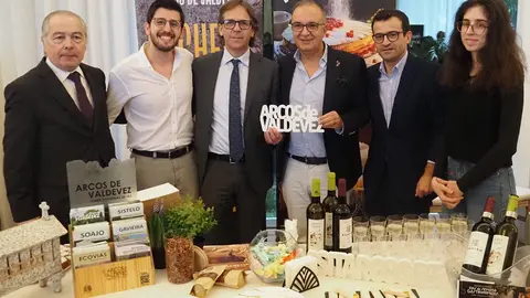 epresentantes do Munic&iacute;pio de Arcos de Valdevez na apresenta&ccedil;&atilde;o dos Fins de Semana Gastron&oacute;micos 2026, em Barcelos, promovendo a Carne da Cachena, a do&ccedil;aria tradicional e os Vinhos Verdes do concelho.