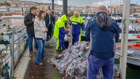La conselleira do Mar, Marta Villaverde, durante su visita al puerto de Baiona, donde present&oacute; el plan de la Xunta para renovar los pavimentos de pantalanes y mejorar la seguridad en instalaciones flotantes de diez muelles auton&oacute;micos.