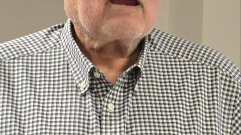 Salvador Gonz&aacute;lez Moles, m&eacute;dico y poeta, durante su conferencia &ldquo;La poes&iacute;a como terapia&rdquo; en el Club 55.