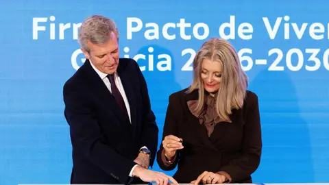 El presidente de la Xunta, Alfonso Rueda, durante la firma del II Pacto de Vivenda de Galicia 2026-2030, que marca como objetivo alcanzar las 10.000 viviendas p&uacute;blicas en el a&ntilde;o 2030.