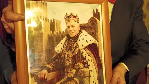 Maximino Fern&aacute;ndez Send&iacute;n exhibe un cuadro que le regalaron por su cumplea&ntilde;os con todos los atributos reales. C&Eacute;SAR ARDAYA.