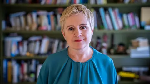 M&oacute;nica Alonso, artista e investigadora, comisaria de la exposici&oacute;n &ldquo;As estaci&oacute;ns do ano na arte galega dos s&eacute;culos XX e XXI&rdquo;, que se inaugura el 26 de febrero en el Museo Centro Gai&aacute;s.