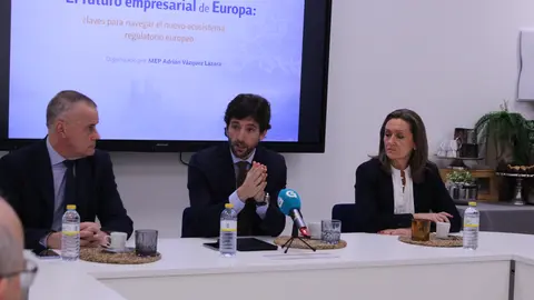 El eurodiputado Adri&aacute;n V&aacute;zquez analiza el futuro regulatorio europeo en un encuentro con empresarios en la Confederaci&oacute;n Empresarial de Pontevedra.