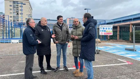 Alejandro Lorenzo supervisa el avance de las obras en las pistas de p&aacute;del y el entorno del polideportivo de O Porri&ntilde;o.