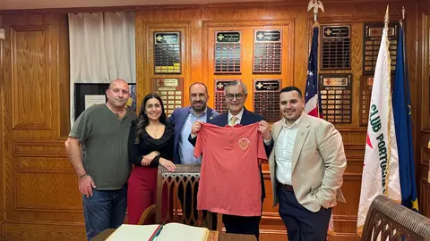 O Presidente da C&acirc;mara Municipal de Arcos de Valdevez, Oleg&aacute;rio Gon&ccedil;alves, na Sala de Honra do Sport Clube Portugu&ecirc;s, em Newark, ap&oacute;s assinar o Livro de Honra da institui&ccedil;&atilde;o, acompanhado por membros da comitiva e respons&aacute;veis do clube.