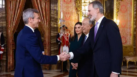 Su Majestad el Rey Felipe VI saluda al presidente de la Rep&uacute;blica Portuguesa, Marcelo Rebelo de Sousa, en el Palacio Real de Madrid, en presencia de la Reina Letizia y del presidente de Portugal, durante los actos oficiales con motivo de su visita a Espa&ntilde;a.