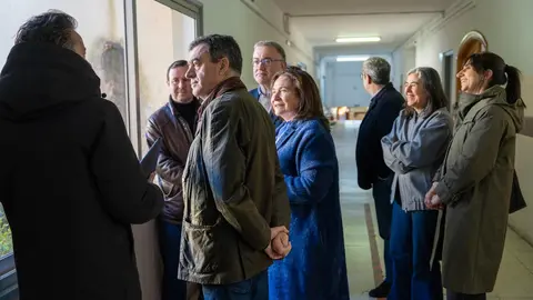 El conselleiro de Educaci&oacute;n, Rom&aacute;n Rodr&iacute;guez, y la delegada territorial de la Xunta en Vigo, Ana Ortiz, durante su visita al CIFP Valent&iacute;n Paz Andrade, donde se est&aacute;n ejecutando obras de rehabilitaci&oacute;n y mejora de la envolvente del edificio.