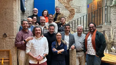 Gabriel Al&eacute;n y Elena Fabeiro posan junto a chefs y prescriptores portugueses en el restaurante A Tafona, en el marco del encuentro del proyecto Artesan&iacute;a no Prato celebrado en Santiago.