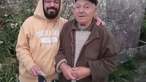 Aurelio Outerelo xunto ao seu neto Alejandro, durante unha das conversas nas que reconstru&iacute;ron a memoria familiar.