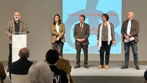 De esquerda a dereita, Francisco Castro durante a s&uacute;a intervenci&oacute;n; a escritora An Alfaya; o presidente da Fundaci&oacute;n Laxeiro e alcalde de Vigo, Abel Caballero; a conselleira de Cultura, Lingua e Xuventude, e o concelleiro Ricardo Gonz&aacute;lez, no acto de entrega do Premio Laxeiro 2026 celebrado no MARCO de Vigo.