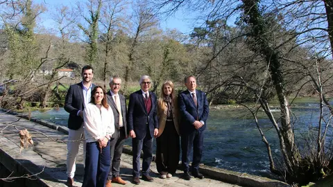 O Presidente da Assembleia da Rep&uacute;blica, Jos&eacute; Pedro Aguiar Branco, acompanhado pelo presidente da C&acirc;mara Municipal de Arcos de Valdevez, Oleg&aacute;rio Gon&ccedil;alves, e por deputados eleitos por Viana do Castelo, durante a visita aos locais afetados pelas recentes intemp&eacute;ries no concelho.