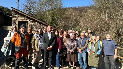 Xos&eacute; Merelles, director de Turismo de Galicia, junto a representantes municipales y vecinos durante la visita a la cueva de Seadur, en Larouco, tras su rehabilitaci&oacute;n para convertirla en futuro centro de interpretaci&oacute;n del vino de Valdeorras.