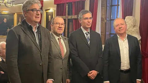 De izquierda a derecha, Antonio L&oacute;pez D&iacute;az, rector de la USC; Francisco Loimil Garrido, presidente de la Real Sociedad Econ&oacute;mica de Amigos del Pa&iacute;s de Santiago; el premiado Miguel &Aacute;ngel S&aacute;nchez del R&iacute;o; y Jos&eacute; Antonio Dom&iacute;nguez Varela, gerente del Consorcio de Santiago, durante la entrega del IX Premio Domingo Font&aacute;n.