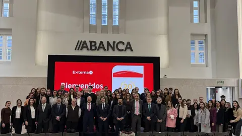 Equipo directivo y trabajadores de Externa posan en el Espacio Avenida de Abanca, en A Coru&ntilde;a, durante la celebraci&oacute;n de la XII Convenci&oacute;n Nacional con motivo del 20&ordm; aniversario de la compa&ntilde;&iacute;a.