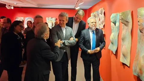 El escultor Acisclo Manzano explica su obra al presidente de la Xunta, Alfonso Rueda, durante la inauguraci&oacute;n de la exposici&oacute;n &ldquo;Bosquexo para Mateo&rdquo; en el Museo das Peregrinaci&oacute;ns de Santiago.