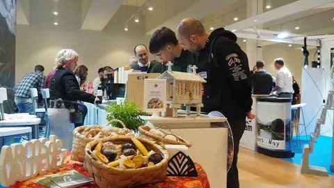 El stand de Arcos de Valdevez en Navartur 2026 ofreci&oacute; degustaciones de dulces tradicionales y vinos verdes, atrayendo a numerosos visitantes interesados en la oferta gastron&oacute;mica del municipio.