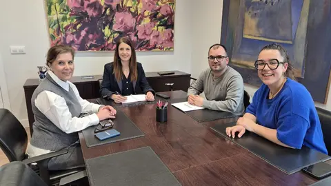 La conselleira do Medio Rural, Mar&iacute;a Jos&eacute; G&oacute;mez, y la alcaldesa de Viveiro, Mar&iacute;a do Carmen Gueimunde, junto a miembros de sus equipos, durante la reuni&oacute;n de trabajo celebrada esta semana para abordar mejoras en las infraestructuras rurales del municipio.