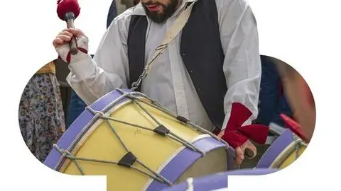 Un participante del Encontro Concelhio de Bombos durante una actuaci&oacute;n tradicional en las calles de Ponte de Lima.