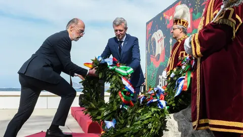 Alfonso Rueda participa na tradicional ofrenda floral aos p&eacute;s da estatua de Mart&iacute;n Alonso Pinz&oacute;n no Paseo Pinz&oacute;n, durante a cerimonia inaugural da Arribada.