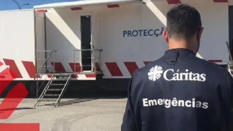 Elemento do Grupo de Emerg&ecirc;ncia e Cat&aacute;strofes da C&aacute;ritas Diocesana junto a viatura da Prote&ccedil;&atilde;o Civil, no &acirc;mbito de uma a&ccedil;&atilde;o de demonstra&ccedil;&atilde;o de meios em Bragan&ccedil;a.