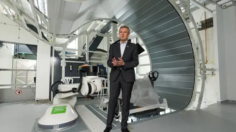 El presidente de la Xunta, Alfonso Rueda, durante su visita al b&uacute;nker del Centro de Protonterapia de Galicia, junto al acelerador de protones Proteus One, el primero instalado en Espa&ntilde;a.