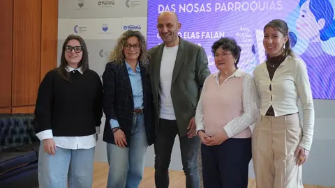 O alcalde do Porri&ntilde;o, Alejandro Lorenzo, e a concelleira de Igualdade, Carolina Gonz&aacute;lez, xunto a representantes participantes na presentaci&oacute;n da programaci&oacute;n municipal polo D&iacute;a Internacional da Muller.