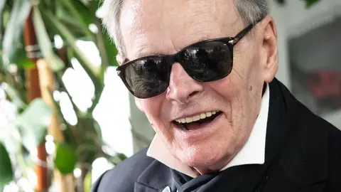 Carlos Orero, Bar&oacute;n Deverini, en una imagen de archivo que refleja el car&aacute;cter elegante y personal&iacute;simo del artista ourensano afincado en Vilagarc&iacute;a.