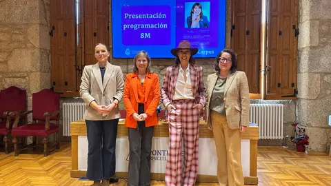 A cineasta e xornalista Mabel Lozano, xunto a representantes do Concello de Ponteareas durante a presentaci&oacute;n da programaci&oacute;n municipal con motivo do 8 de marzo, D&iacute;a Internacional da Muller.