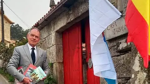 Fern&aacute;ndez Send&iacute;n en la puerta de entrada a la Casa-Museo Pazo da Cruz, en A Hermida, Covelo.
