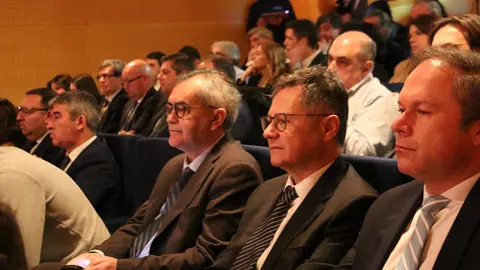El presidente de la C&acirc;mara Municipal de Arcos de Valdevez, Oleg&aacute;rio Gon&ccedil;alves (centro), durante la sesi&oacute;n de presentaci&oacute;n del programa Portugal Transforma&ccedil;&atilde;o, Recupera&ccedil;&atilde;o e Resili&ecirc;ncia celebrada en el Museo Soares dos Reis de Oporto.