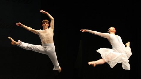 Dos bailarines durante una de las coreograf&iacute;as del campeonato multidisciplinar Dancing Galicia, celebrado en el auditorio Afundaci&oacute;n de Pontevedra.