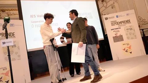 El presidente de la Deputaci&oacute;n de Pontevedra, Luis L&oacute;pez, entrega el NIF a una de las cooperativas escolares participantes en el programa DepoEmprende durante el acto celebrado en el Pazo Provincial, en el que participaron m&aacute;s de 200 estudiantes de nueve centros educativos de la provincia.