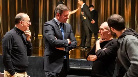 El conselleiro de Cultura, Lingua e Xuventude, Jos&eacute; L&oacute;pez Campos, conversa con el equipo art&iacute;stico durante su visita a los ensayos de Hamlet en el Sal&oacute;n Teatro de Santiago de Compostela, donde el Centro Dram&aacute;tico Galego estrenar&aacute; el pr&oacute;ximo 19 de marzo una nueva versi&oacute;n en gallego del cl&aacute;sico de Shakespeare dirigida por Tito Asorey.