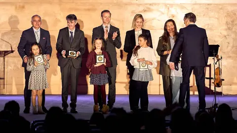 Autoridades y premiados durante la XXVIII Gala H&iacute;pica Galega celebrada en el recinto de la Feira Internacional de Galicia Abanca, en Silleda, donde se reconoci&oacute; a los mejores jinetes y amazonas gallegos del a&ntilde;o.