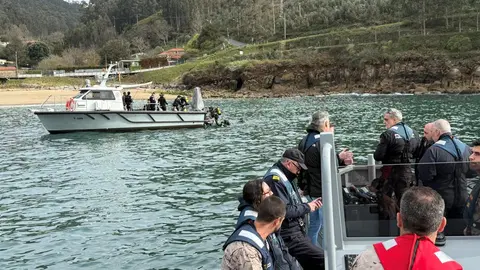 Embarcaciones y equipos de buceo trabajan en la ensenada de Cari&ntilde;o en la b&uacute;squeda de posibles restos del gale&oacute;n Regazona.