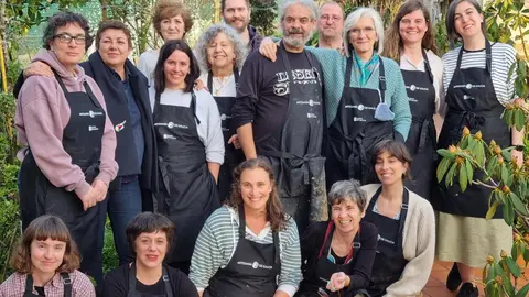 Participantes en el curso de engobes de alta temperatura para vajillas, impartido por la ceramista Ana Felipe en el taller de Carlos San Claudio, en Bembrive (Vigo), dentro del programa formativo de la Fundaci&oacute;n Artesan&iacute;a de Galicia.