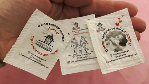 Paquetes de az&uacute;car de la campa&ntilde;a de Delta Caf&eacute;s y el Centro Social Nossa Senhora de F&aacute;tima que promueven el acogimiento familiar en el distrito de Braganza.