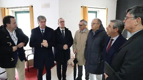 Autoridades locales, responsables de turismo y representantes eclesi&aacute;sticos durante la visita al hotel del Santuario de la Peneda, actualmente cerrado, para analizar su reactivaci&oacute;n.